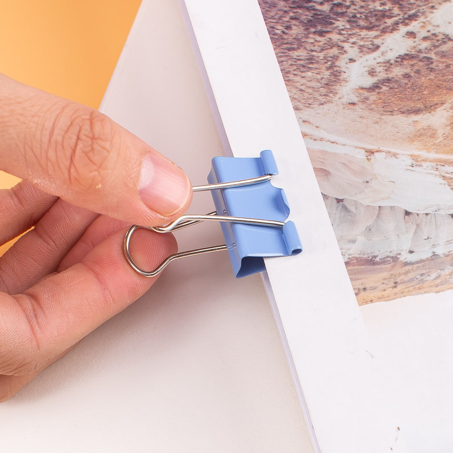 Clips hartie 25 mm color 48 buc/cut plastic Deli Clips hartie 25 mm color 48 buc/cut plastic Deli